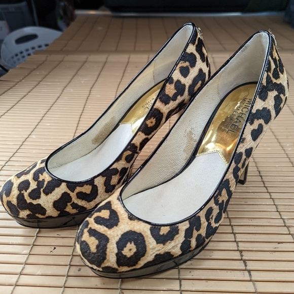 Michael Kors women's sz 7B platform 4" heels. Calf hair Leopard print pumps. 315 - Picture 3 of 10
